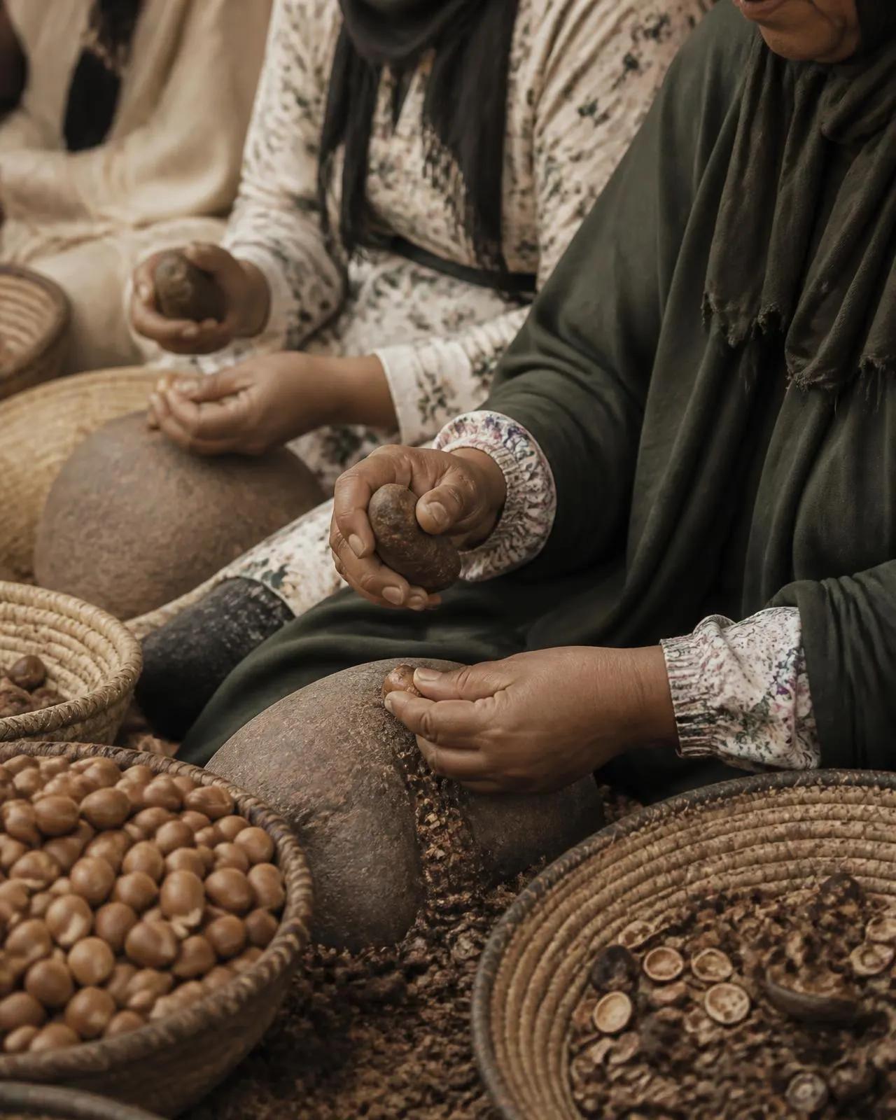 Les productrices de la coopérative Tazerzit concassant les noix d'argan